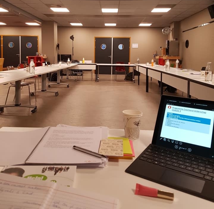 Icoon Training & Coaching presentatieruimte Opleiding Collega Coaching trainingsruimte-binnen-met-tafels-en-stoelen